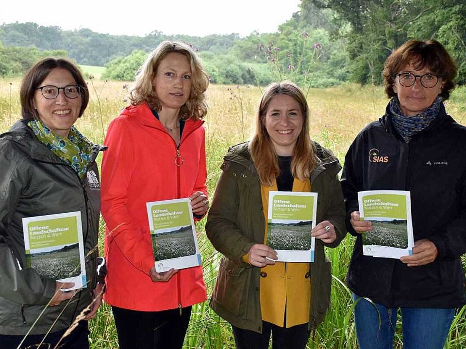 Photo de 4 personnes dans la nature